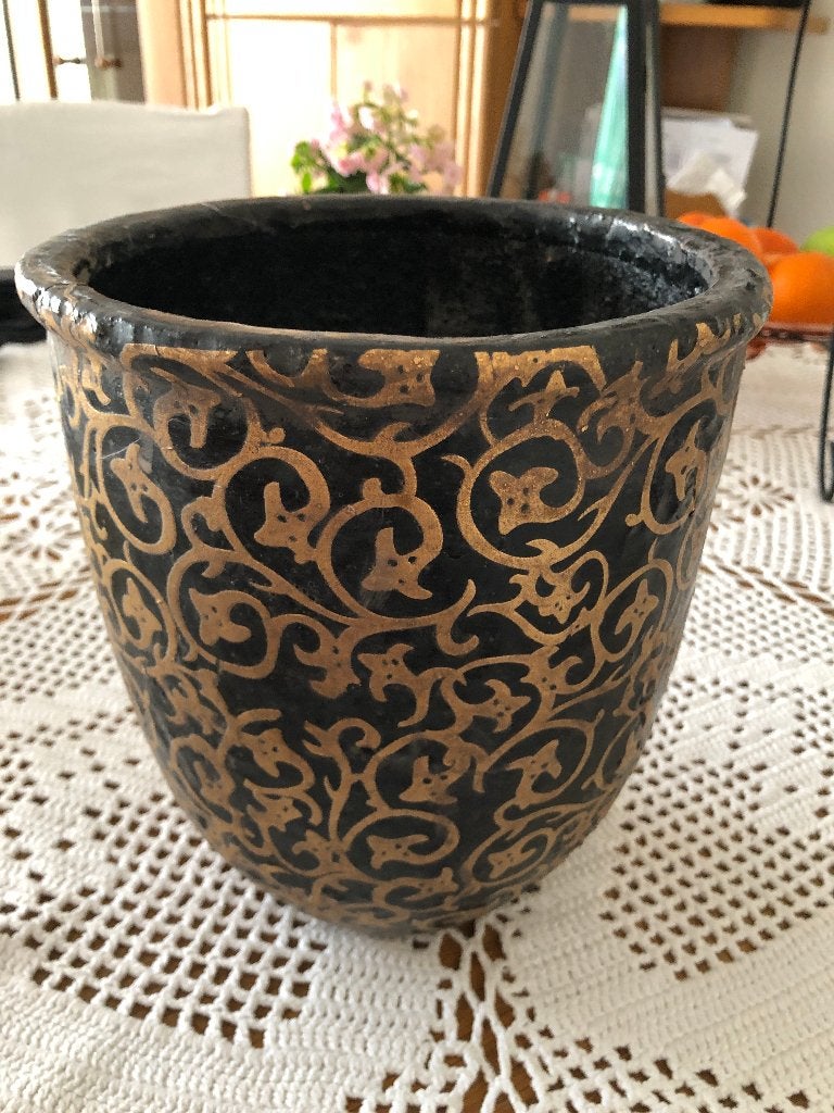 Bloempot met een elegant zwart-gouden patroon zonder gaten, Tuin en Terras, Ophalen of Verzenden, Zo goed als nieuw, Aardewerk