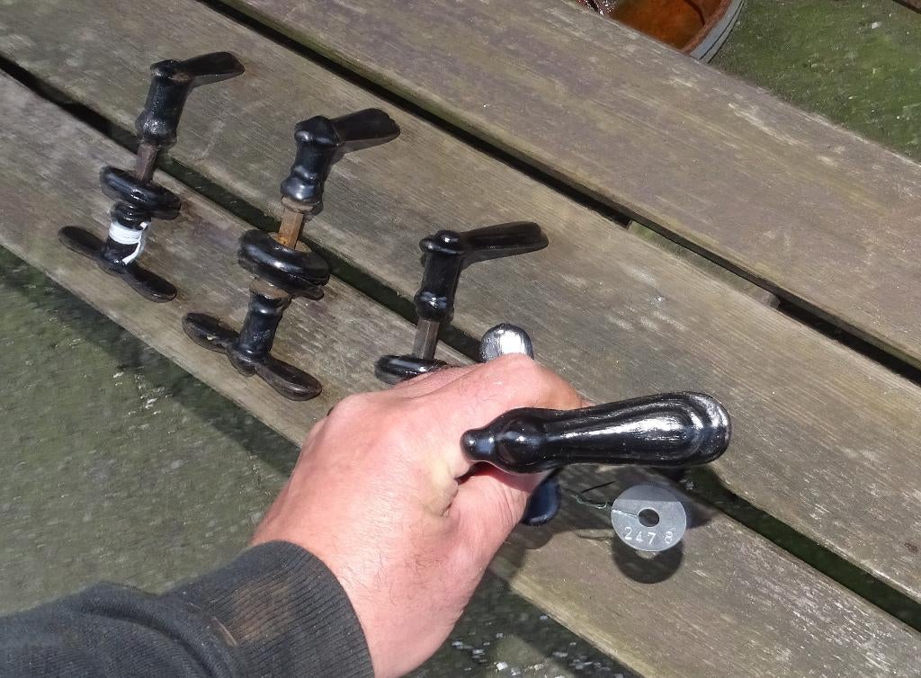 7 sets oude gietijzeren deurklinken hang en sluitwerk, Antiek en Kunst, Ophalen