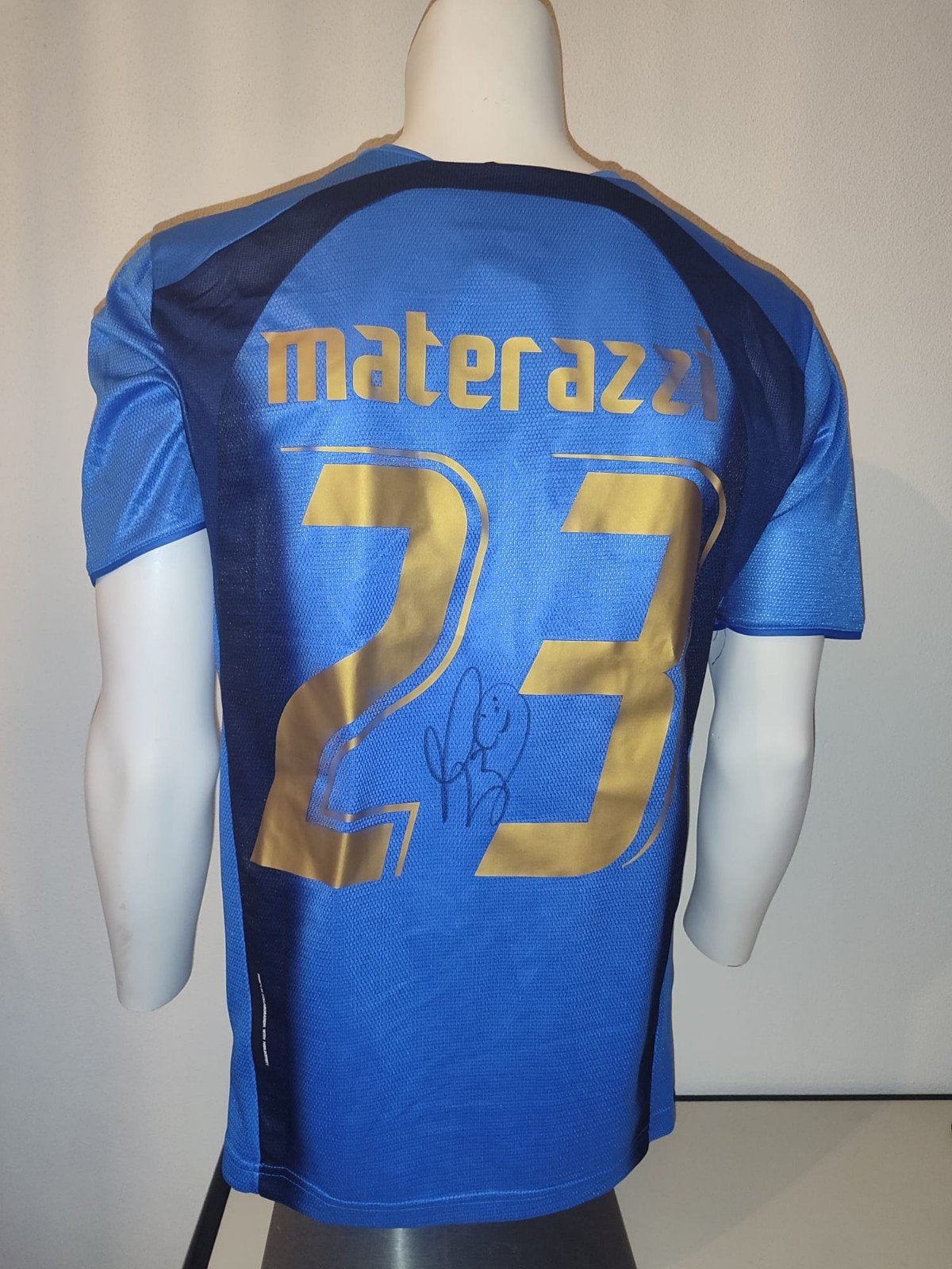 Materazzi gesigneerd Italië shirt met fotobewijs en coa

Inl, Ophalen of Verzenden, Nieuw, Buitenlandse clubs, Shirt