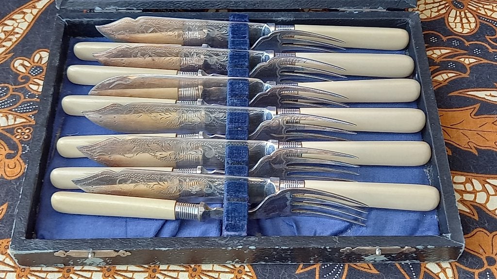 Mooi antiek Engels twaalfdelig visbestek in een etui 24,5 cm, Antiek en Kunst, Antiek | Bestek, Ophalen of Verzenden