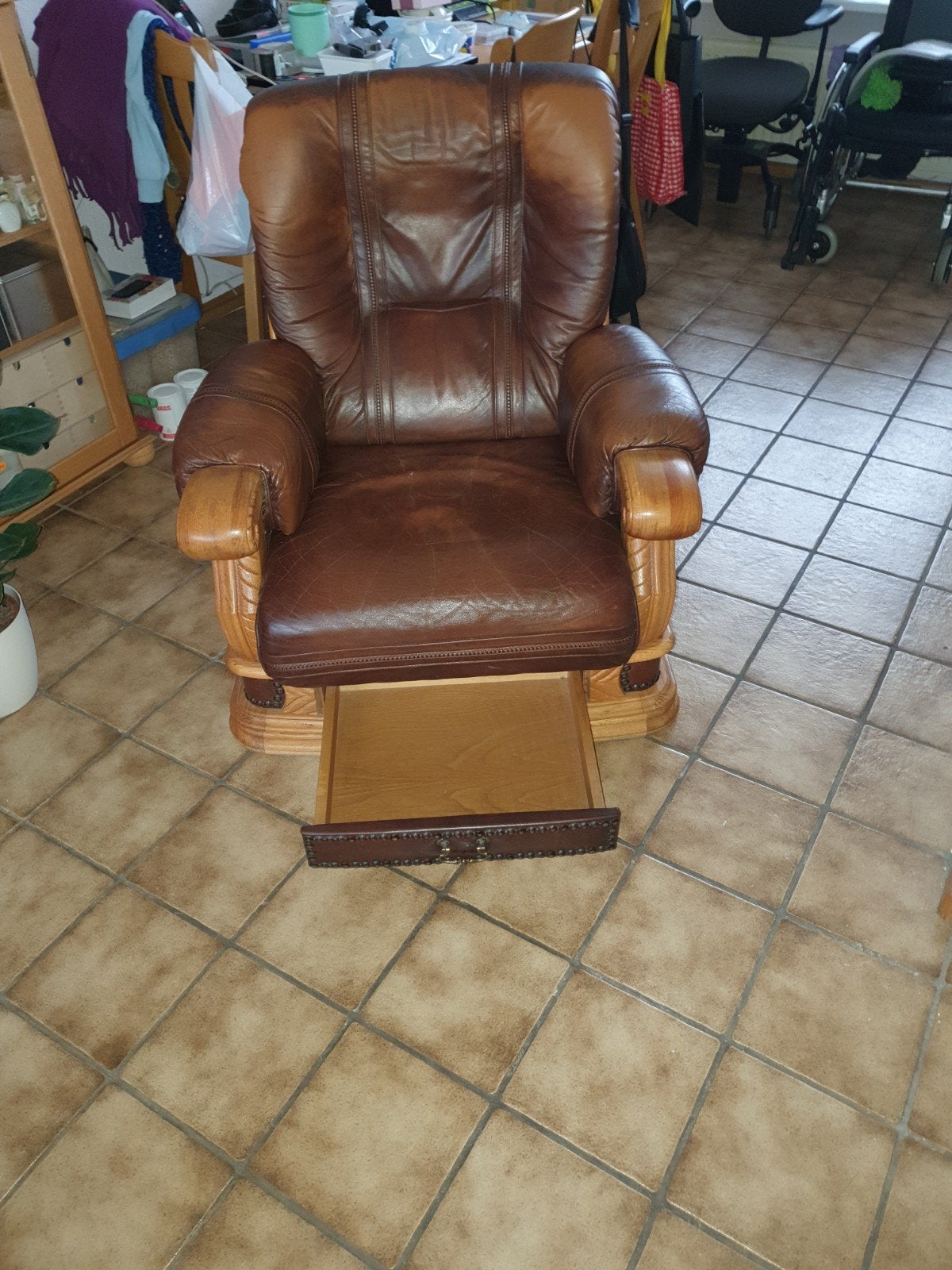 Leren fauteuil met houten frame en lade, Ophalen, Gebruikt, Klassiek, 75 tot 100 cm