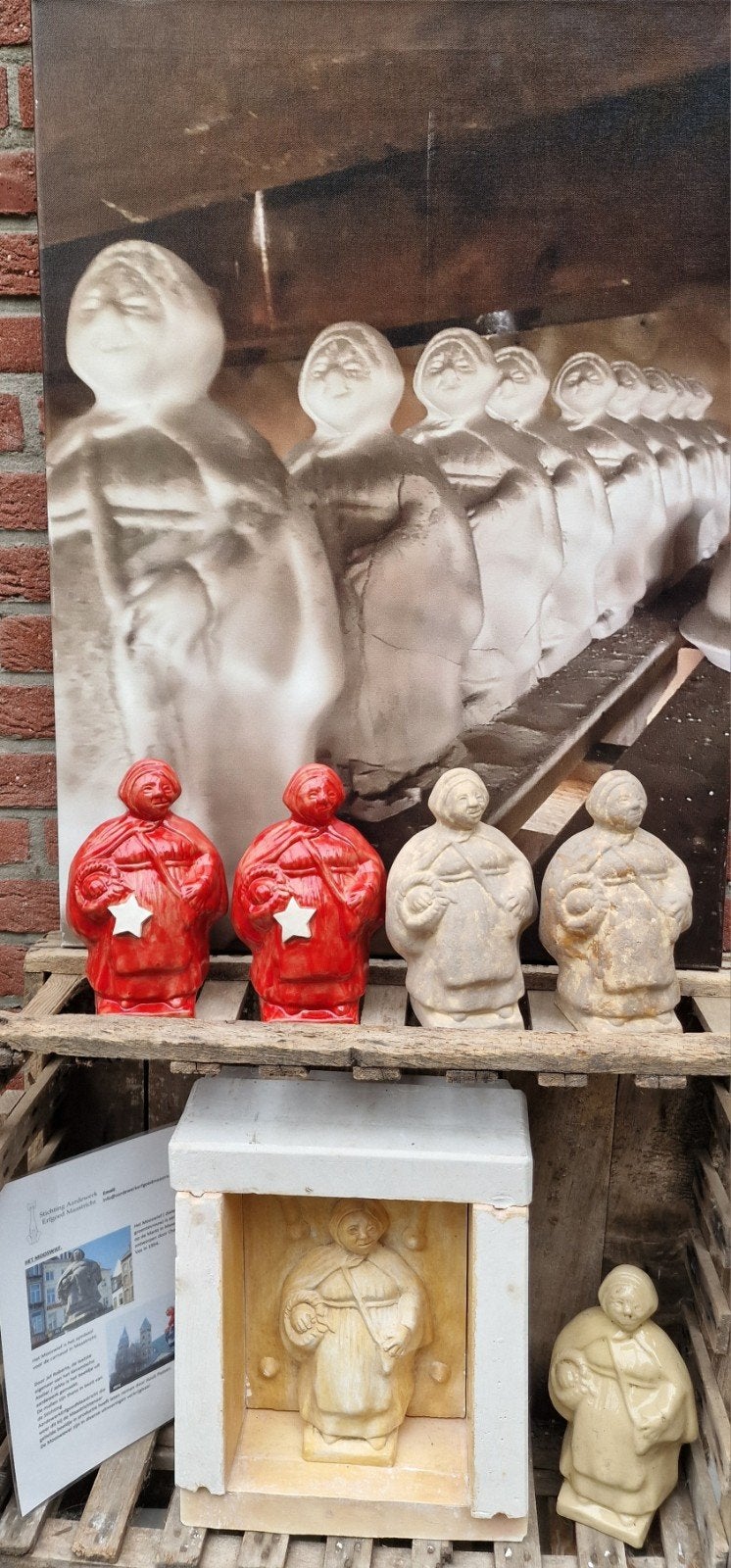 Aardewerk beeldje Mooswief Maastricht, Verzamelen, Beelden en Beeldjes, Ophalen of Verzenden, Nieuw, Mens