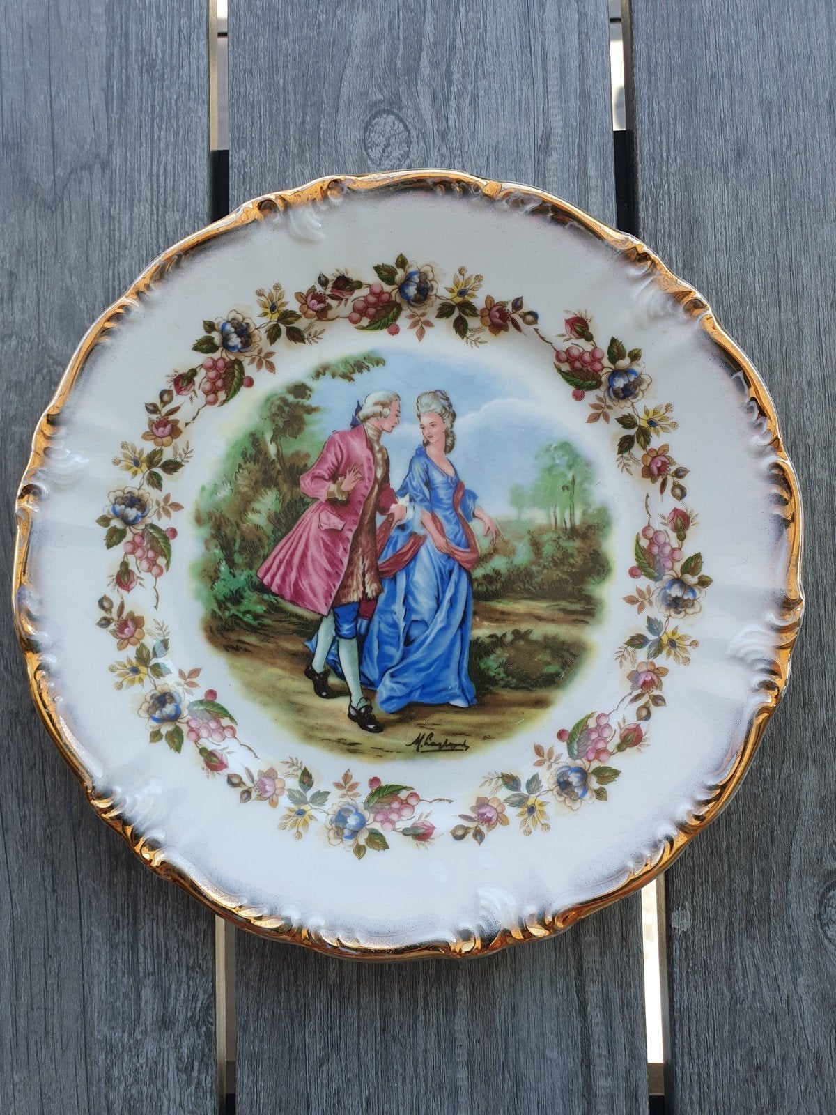 Decoratieve porseleinen schotel met romantische scène, Antiek en Kunst, Antiek | Porselein, Ophalen of Verzenden