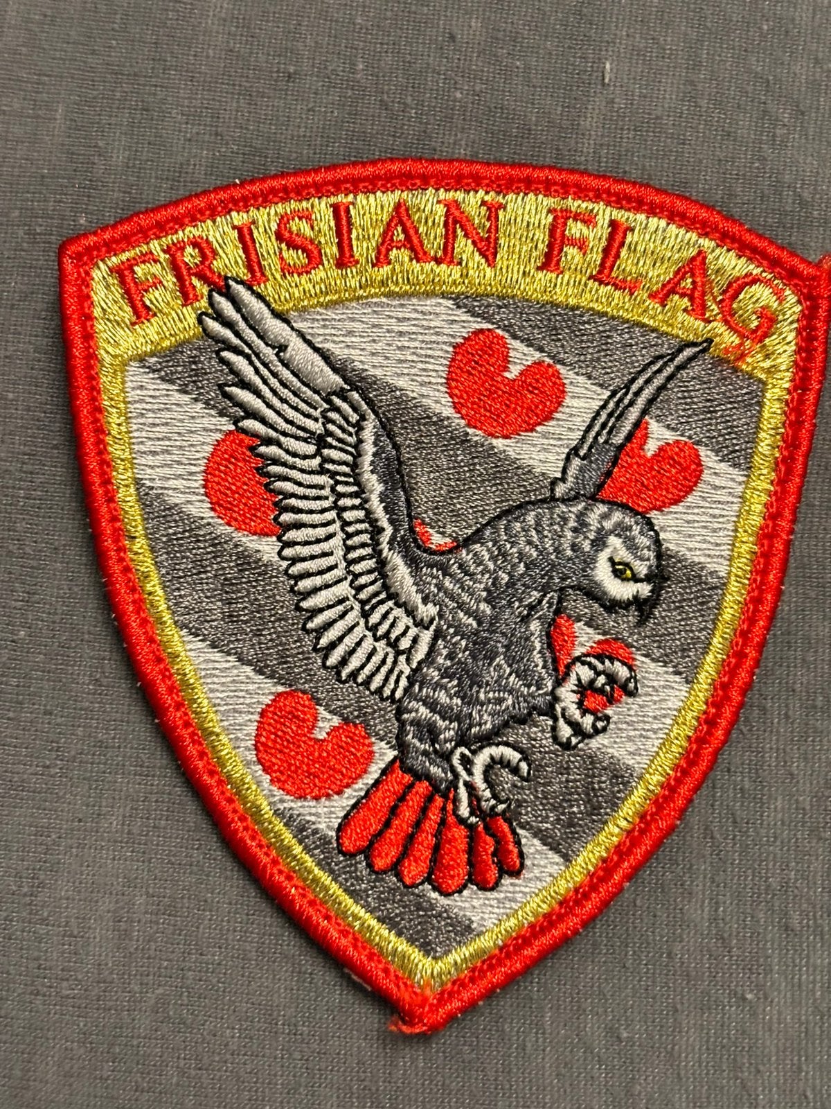 Embleem Frisian flag 322 SQN goud uitvoering, Verzamelen, Verzenden, Luchtmacht, Nederland, Embleem of Badge