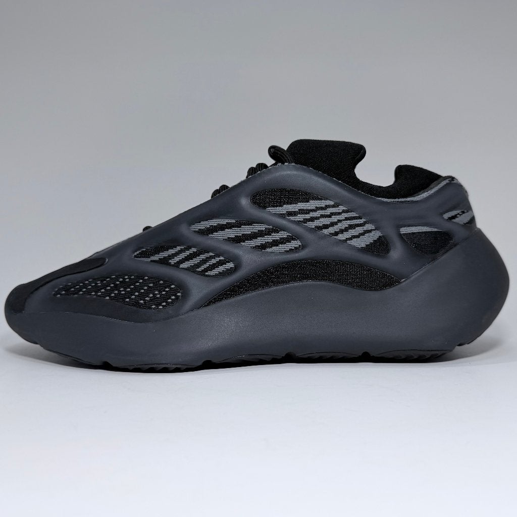 adidas Yeezy 700 V3 Dark Glow - Maat 42 2/3, Kleding | Heren, Zwart, Nieuw, Ophalen of Verzenden, Sneakers of Gympen
