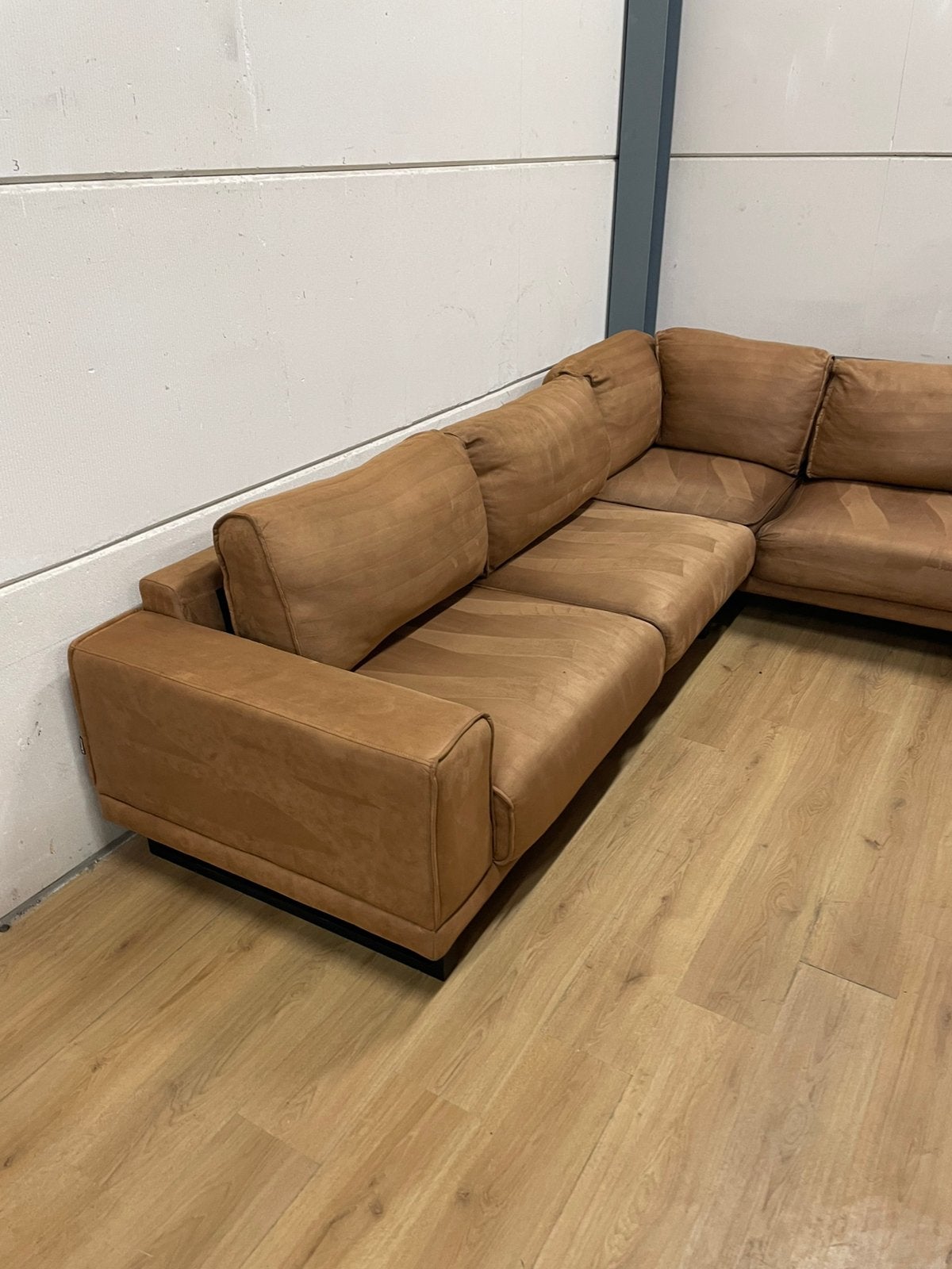 Mooie luxe suede cognac bruine DE BOMMEL hoekbank GEREINIGD!, Ophalen, 250 tot 300 cm, Luxe, Hoekbank