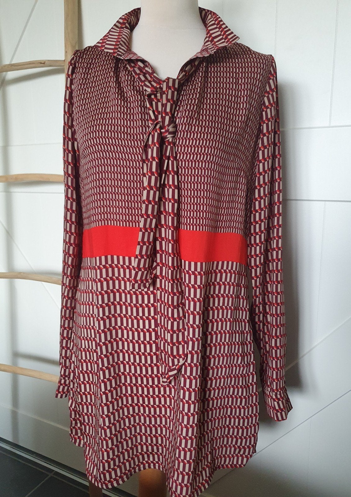 Zoi Woman jurk met geometrische print en strikdetail, Kleding | Dames, Meerkleurig, Ophalen of Verzenden, Zo goed als nieuw, Zoi