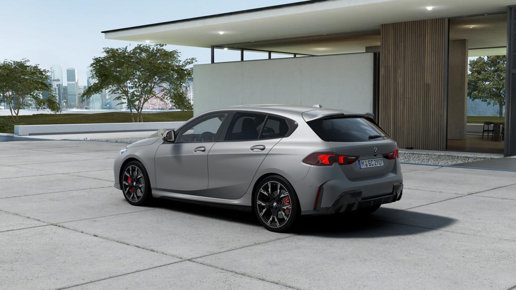 BMW 1 Serie 120 M Sport Automaat / Sportstoelen / Achteruitr, Zwart, 156 pk, Bedrijf, 3 cilinders