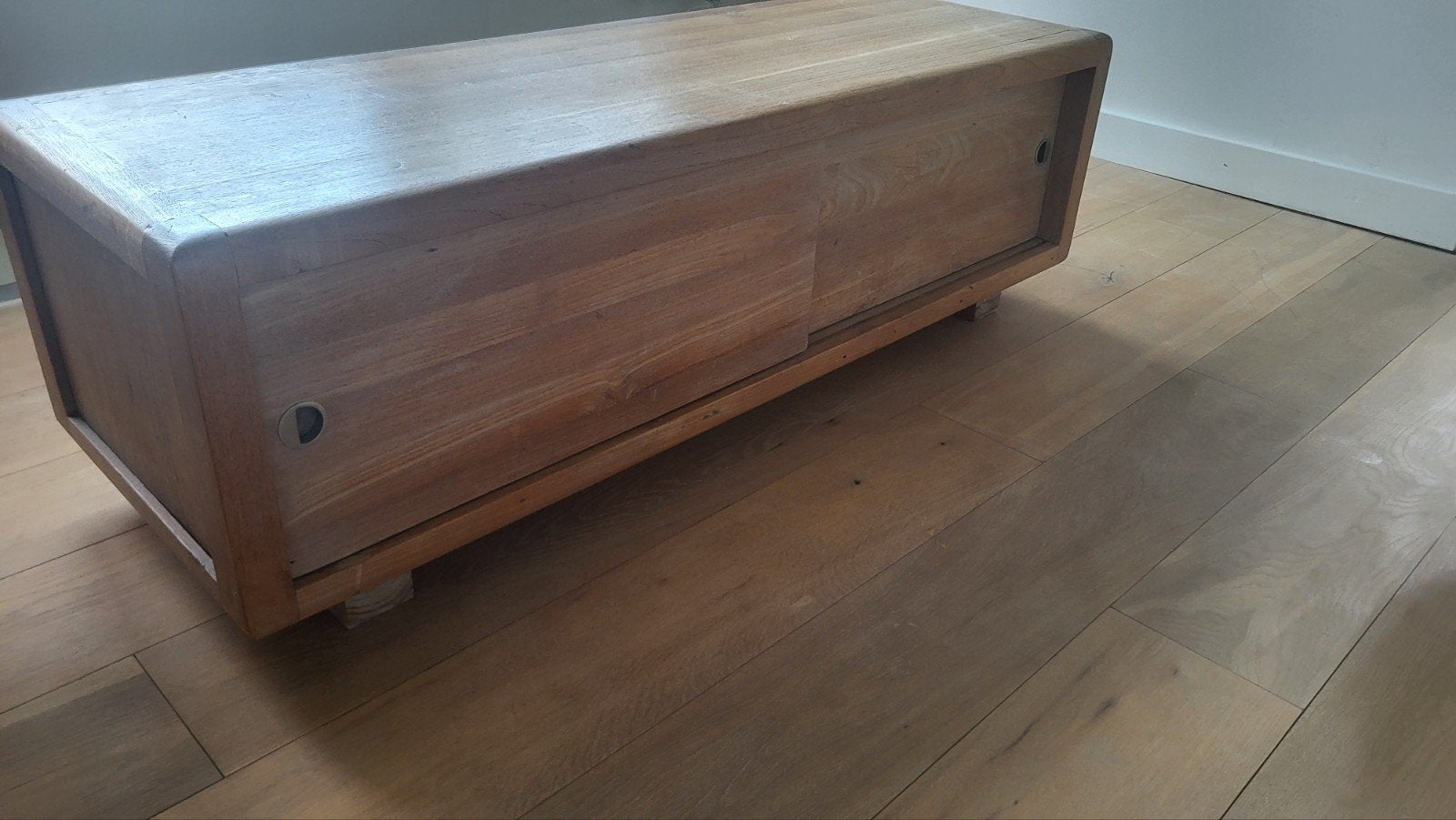 Tv kastje . Laag dressoir teak hout met schuifdeuren, Huis en Inrichting, Woonaccessoires | Kisten, Ophalen, Teakhout, 100 tot 125 cm