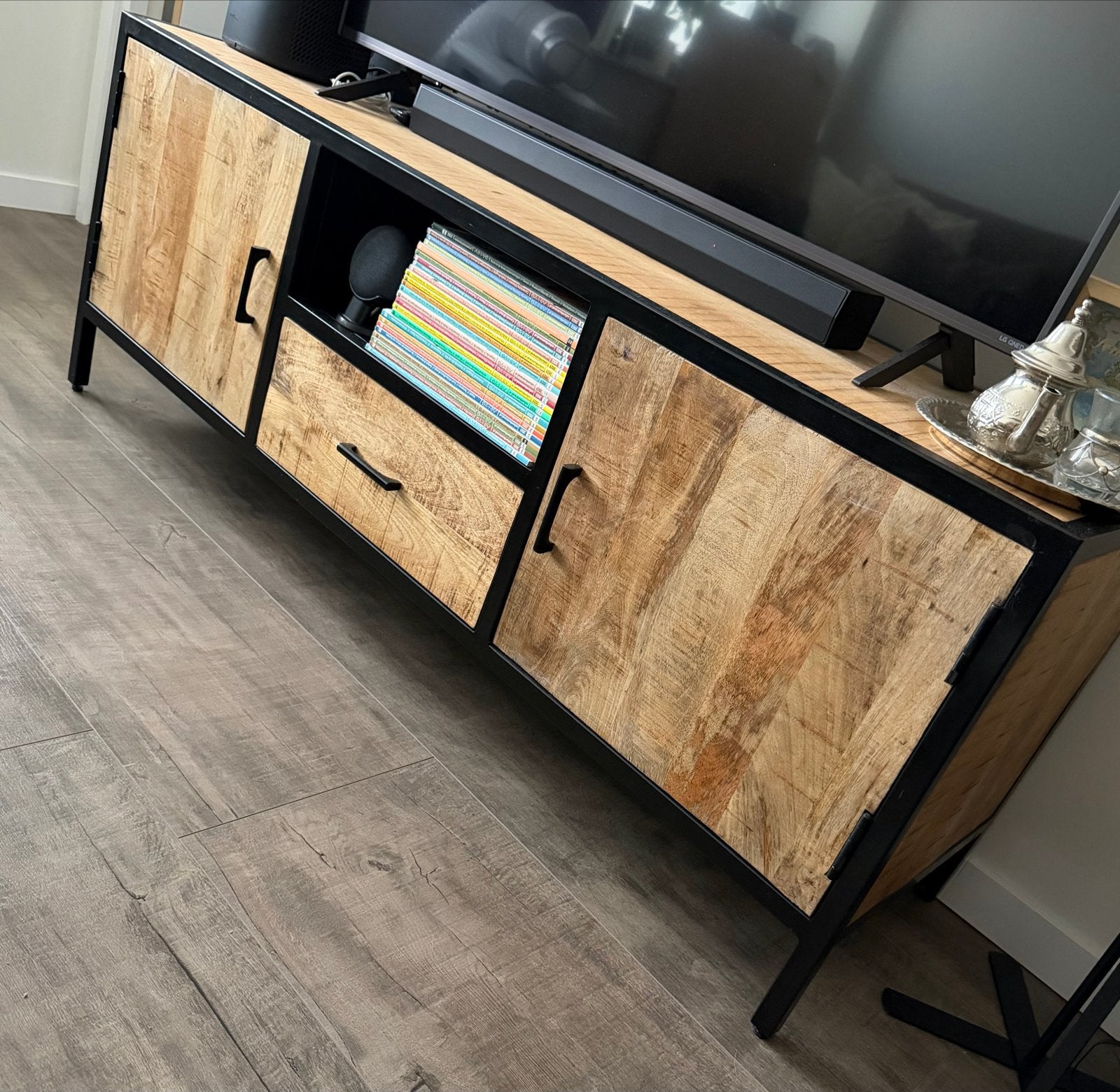 TV-meubel van mangohout en metaal, Ophalen, 150 tot 200 cm, Zo goed als nieuw, Minder dan 100 cm