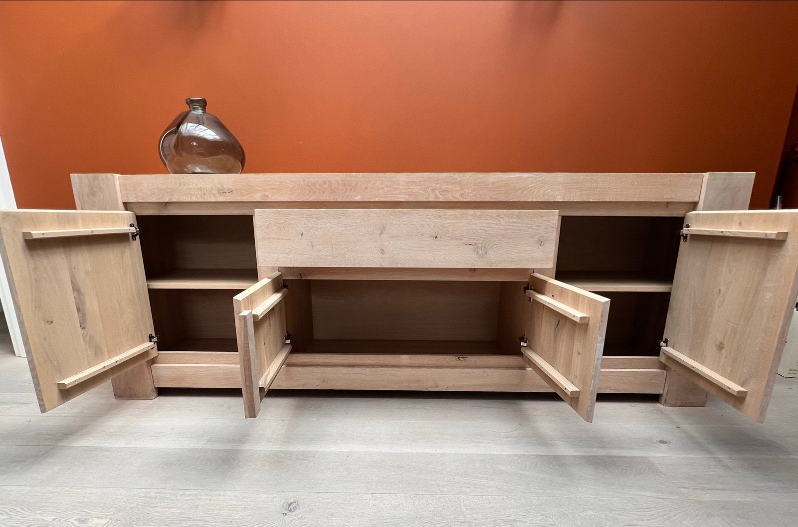 Foto 6 van Houten dressoir met lades en deuren - lichte beschadigi