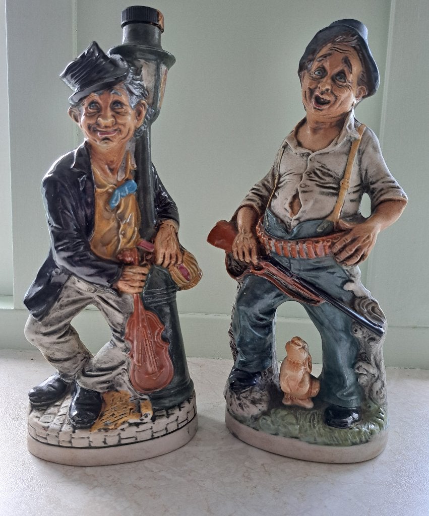 2x italiaans keramiek beeld karaf drankfles muzikant jager, Verzenden