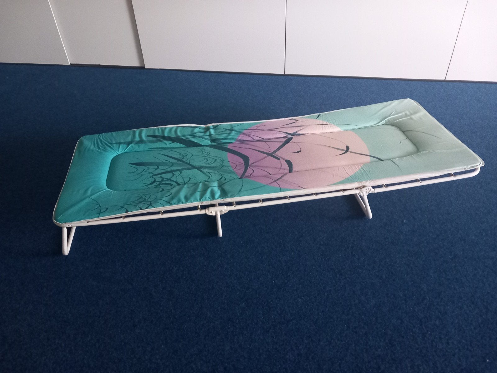 Inklapbaar ligbed met vrolijk design, Ophalen of Verzenden, Gebruikt, Metaal, Inklapbaar