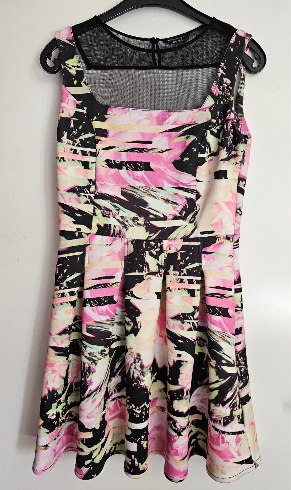 GUESS OPRUIMING; PRACHTIGE JURK ZGAN € 17,50, Kleding | Dames, Ophalen of Verzenden, Zo goed als nieuw, Zwart, Onder de knie