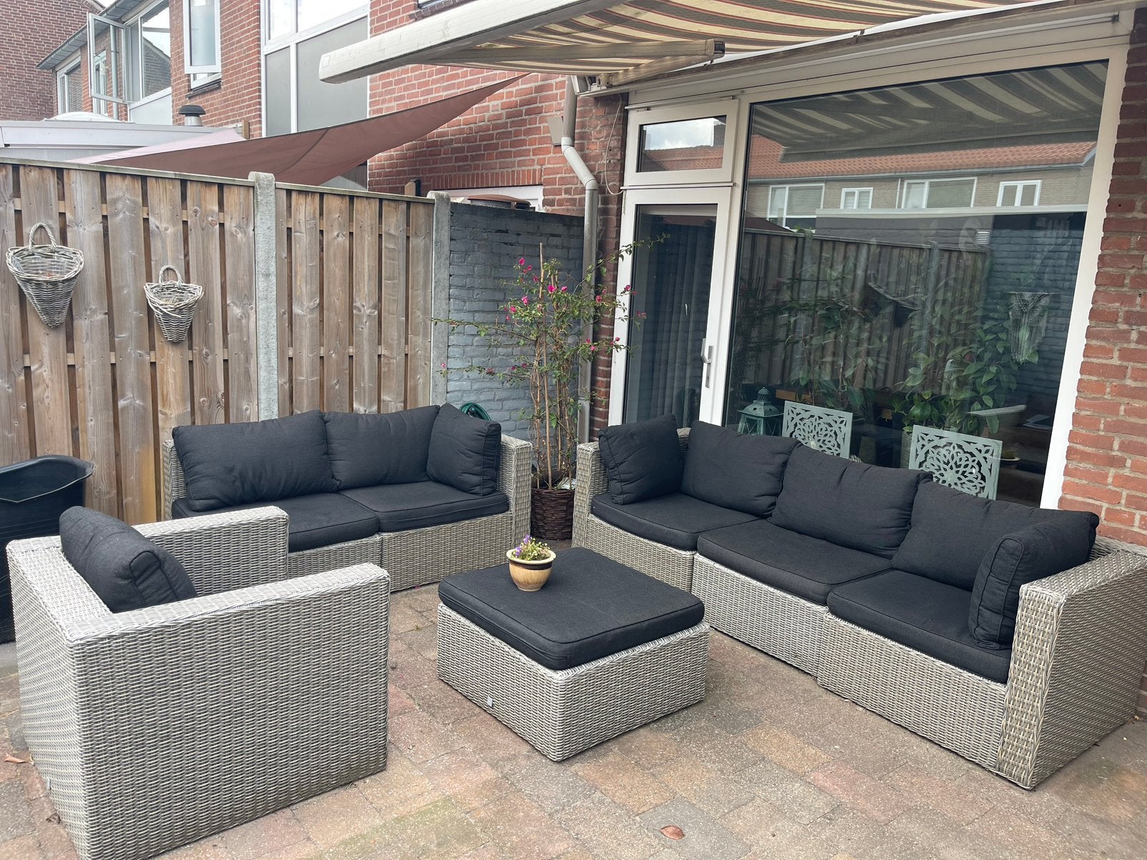 Loungeset met Tafel. PR Design. Zwarte kussens. Buitenbank, Gebruikt, Rotan, 6 zitplaatsen, Ophalen of Verzenden