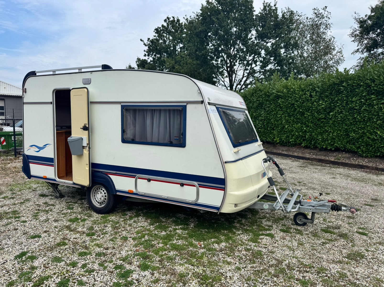 Wilk Stern 400 HKT - Enkele bedden, Voortent, Fietsendrager!, Bedrijf, 750 - 1000 kg, Koelkast, 4 tot 5 meter