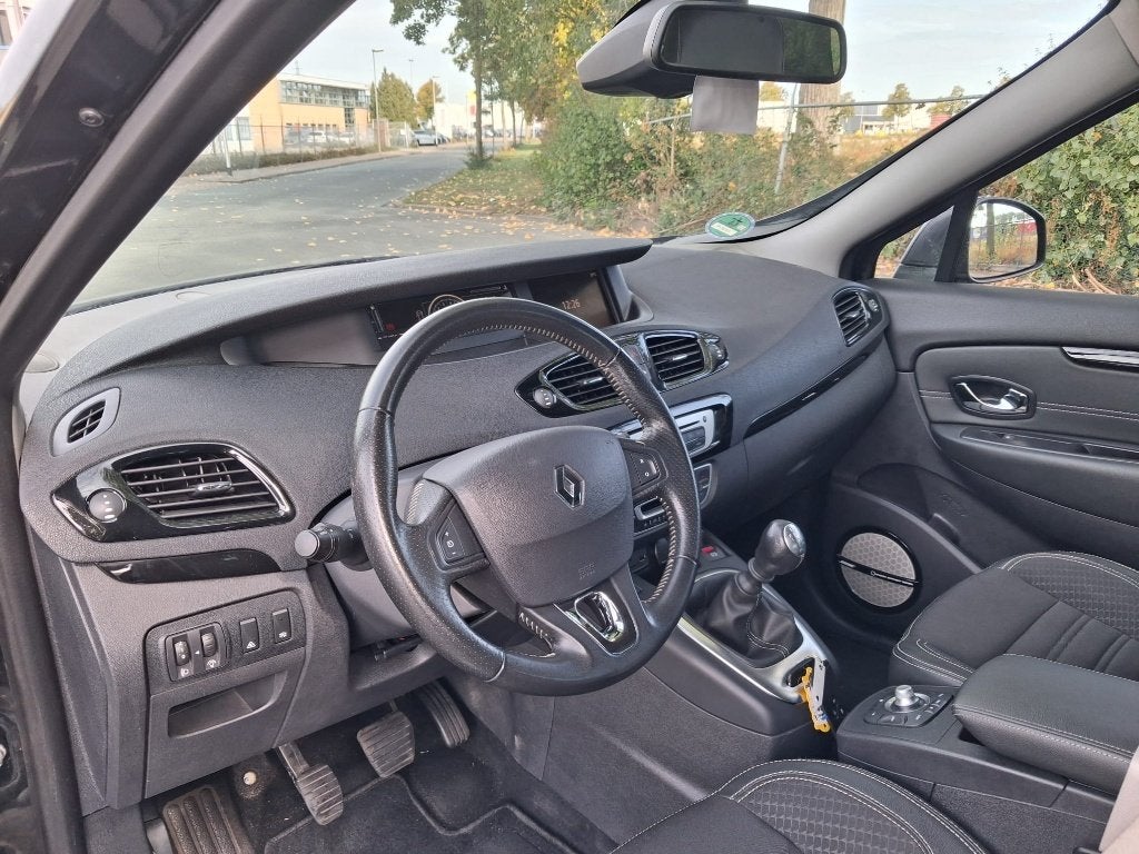 Foto 22 van Renault Grand Scenic 1.2 TCE 97KW 7P 2014 Zwart