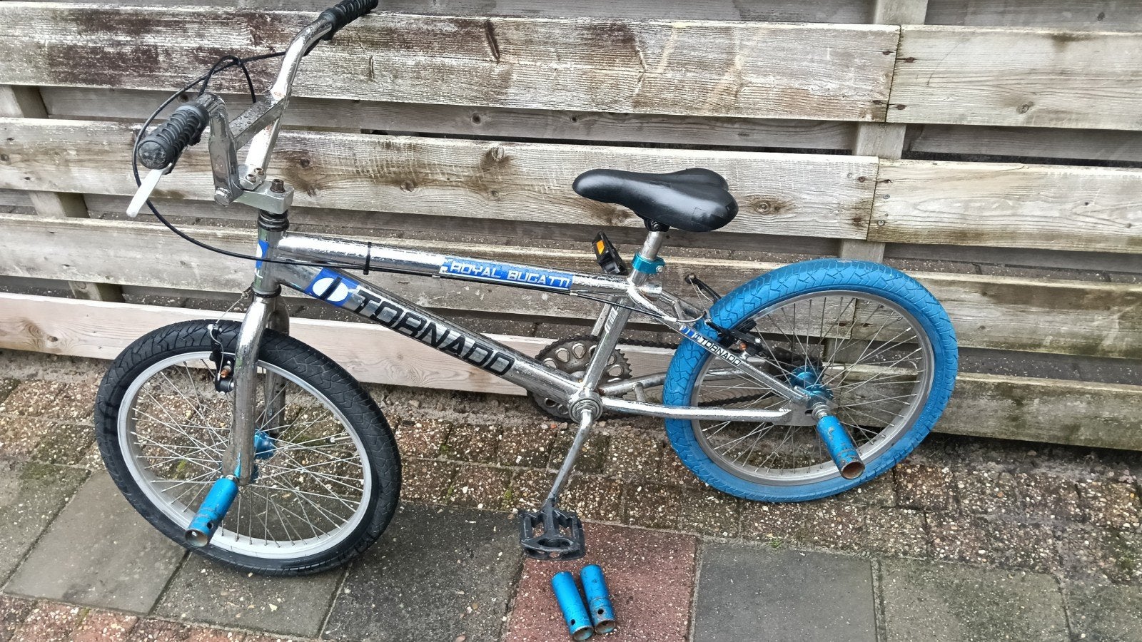 BMX Tornado - met blauwe banden met 4x stunt-pegs., Ophalen, Gebruikt, Staal, Velgrem