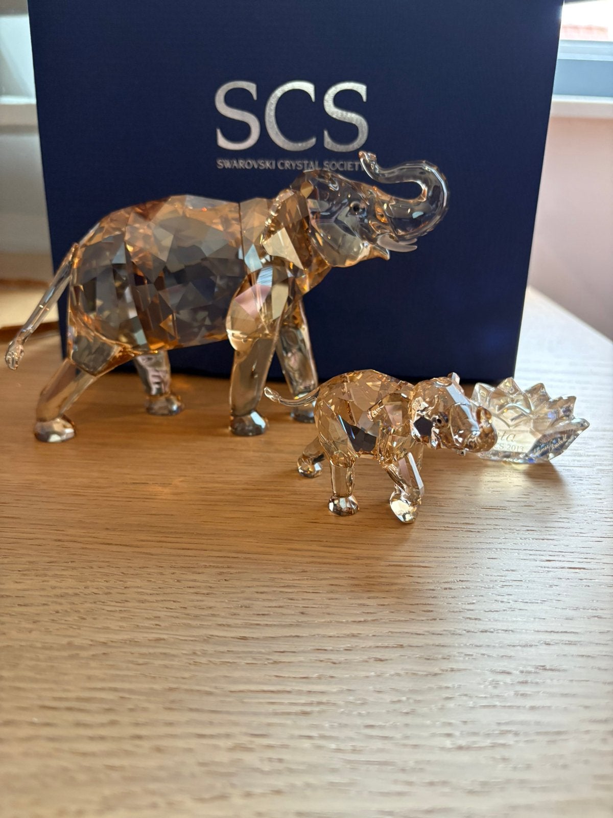 Swarovski jaarstuk olifant cinta met jong, Ophalen of Verzenden, Zo goed als nieuw, Figuurtje