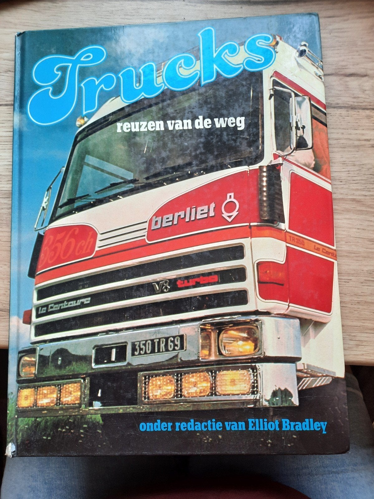 Trucks: Reuzen van de Weg - Boek over vrachtwagens, Boeken, Ophalen of Verzenden, Gelezen, Overige typen