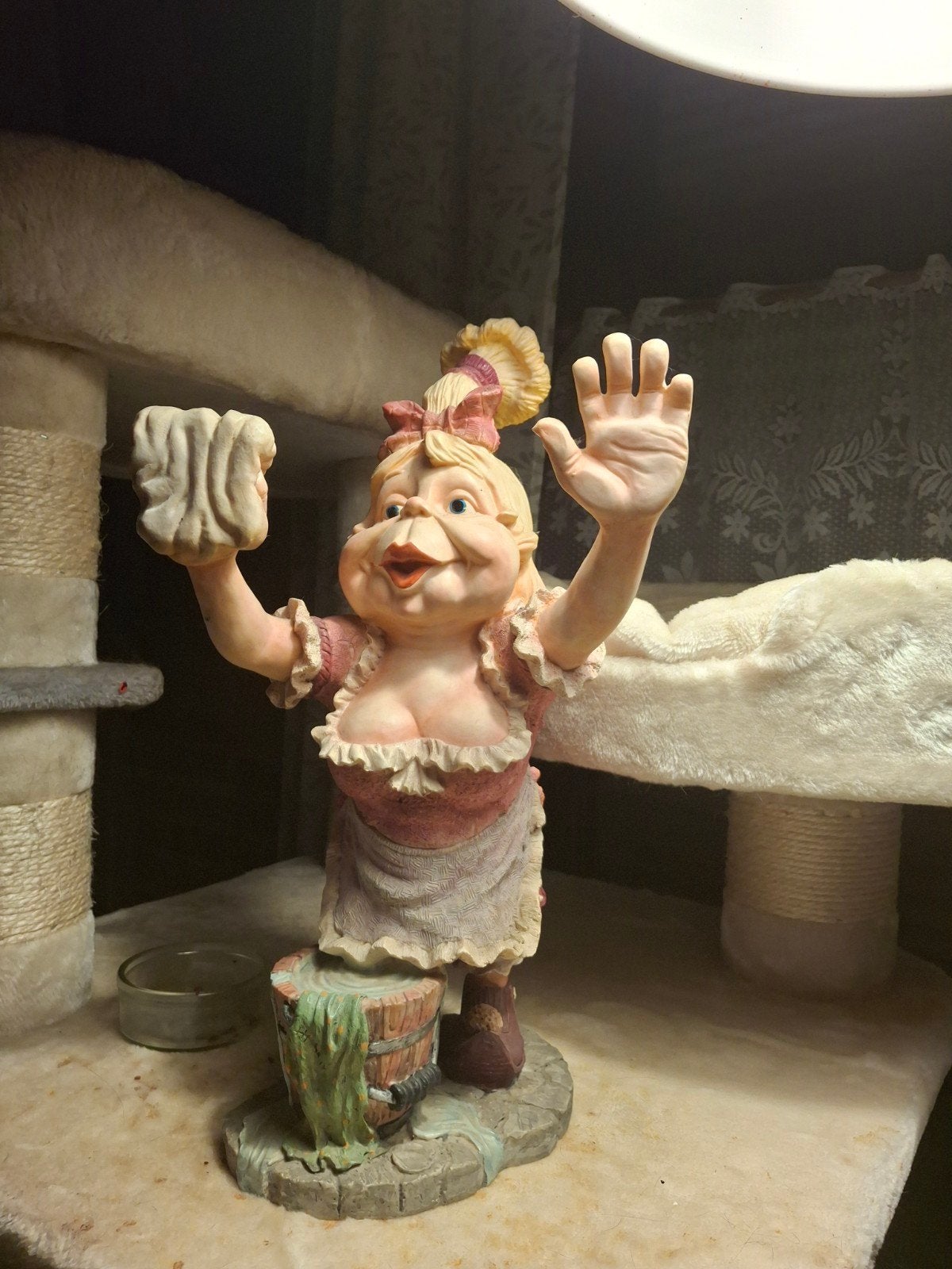 Grappig beeldje van een wasvrouw laaf, Ophalen, Zo goed als nieuw, Beeldje of Poppetje