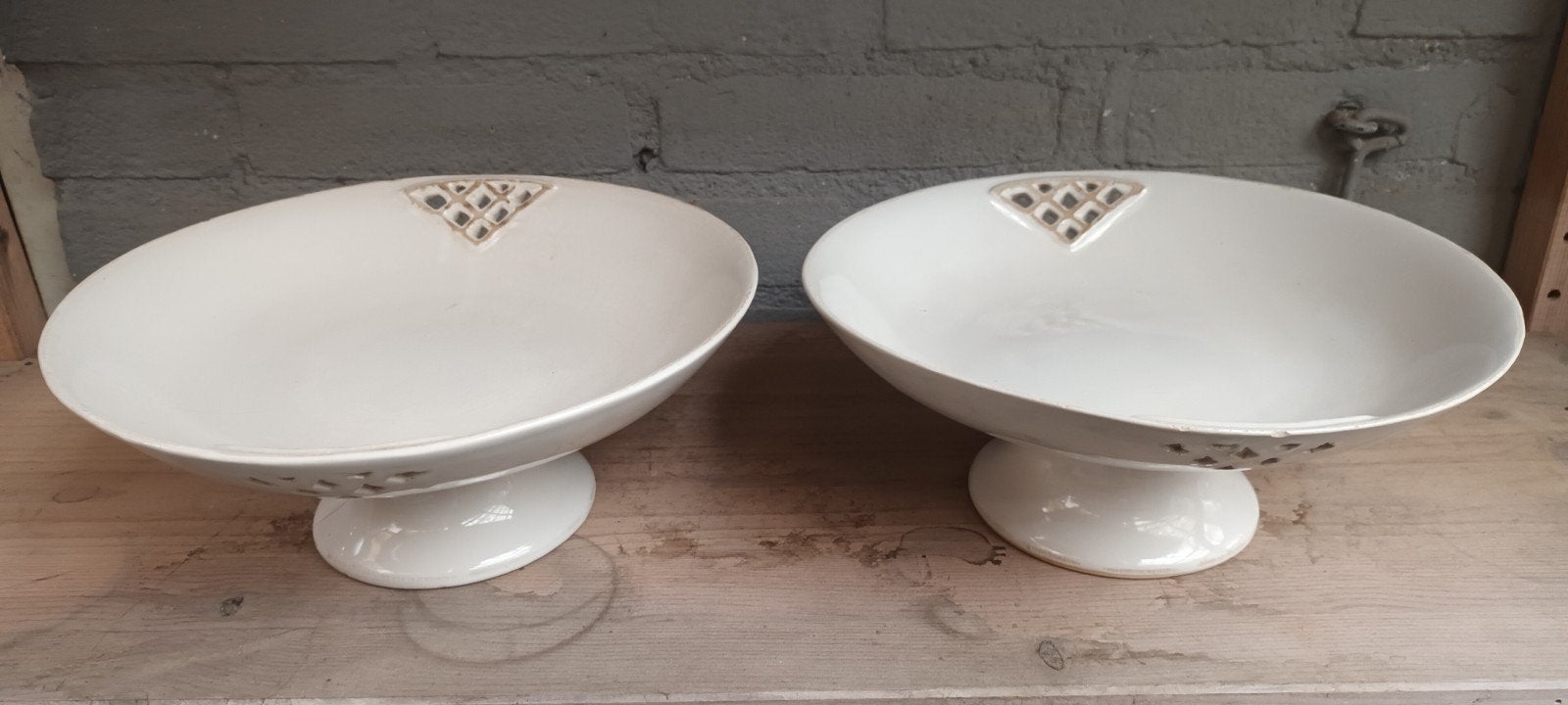 2 creme schalen op voet met opengewerkt detail, Gebruikt, Keramiek, Ophalen of Verzenden, Schaal of Schalen