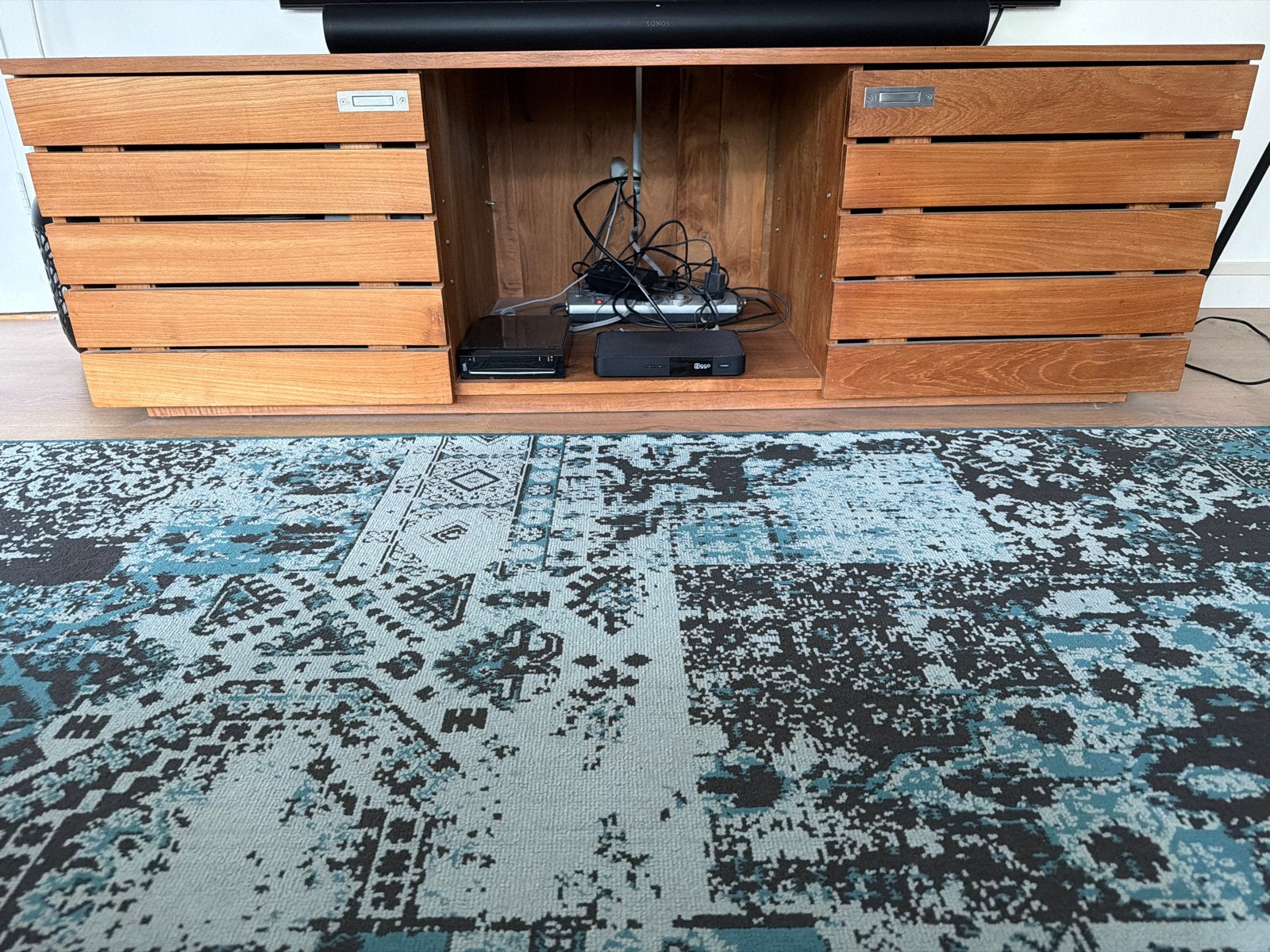 Houten TV-meubel met jaloeziedeur zware hout-kwaliteit., Huis en Inrichting, Gebruikt, 100 tot 150 cm, Ophalen of Verzenden, Minder dan 100 cm