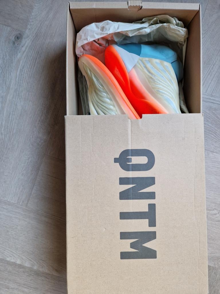 Yeezy QNTM - Gloednieuw, maat 43, Overige kleuren, Nieuw, Ophalen of Verzenden, Sneakers of Gympen
