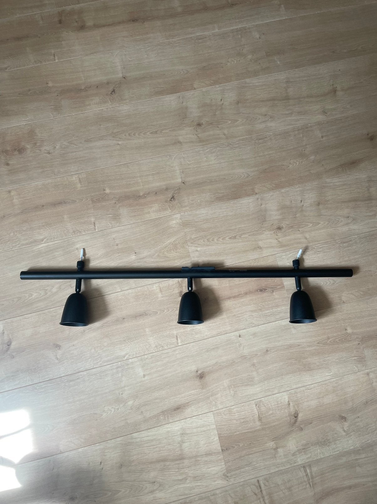 Zwarte Ikea Skurup plafondrail lamp met 3 spots, Ophalen, Zo goed als nieuw