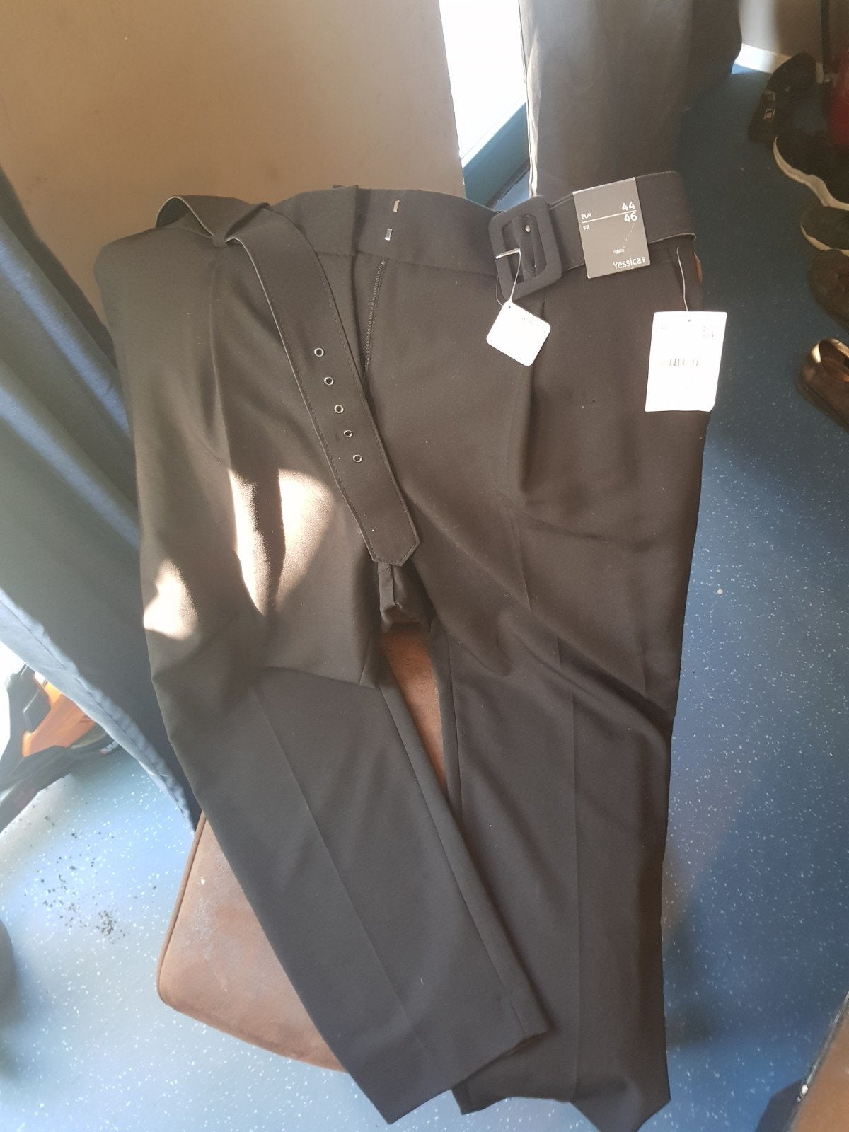 Nieuwe zwarte pantalon met riem - Yessica (C&A), Ophalen, Maat 42/44 (L), Nieuw, Lang