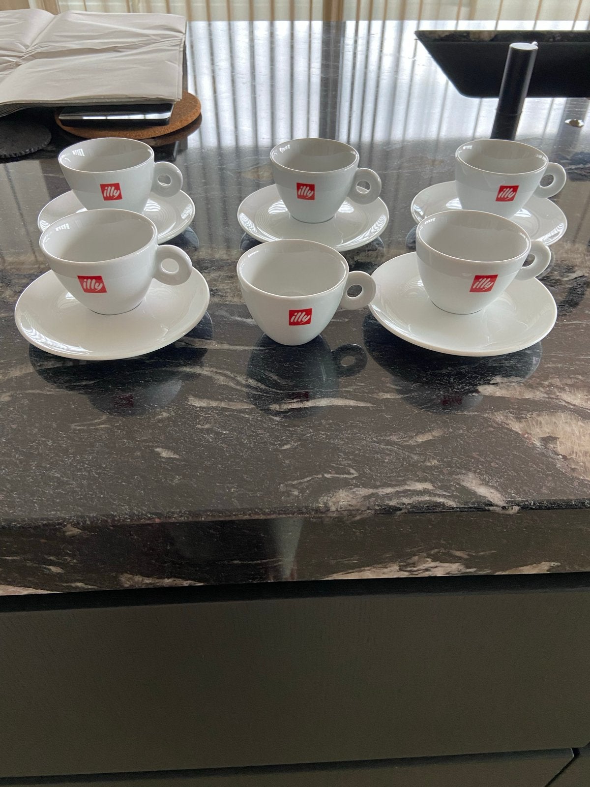 Illy espresso kopjes met schotels - 6 kopjes 5 schotels, Ophalen of Verzenden, Zo goed als nieuw, Kop(pen) en/of Schotel(s), Porselein