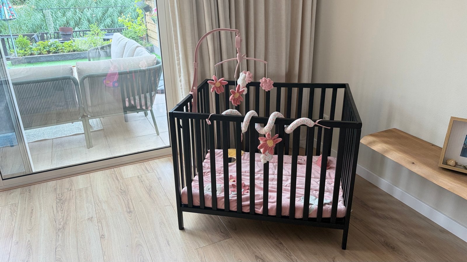 Zwart Ledikant Prenetal met Nijntje Accessoires, Kinderen en Baby's, Babywiegjes en Ledikanten, Ophalen, Zo goed als nieuw, Ledikant