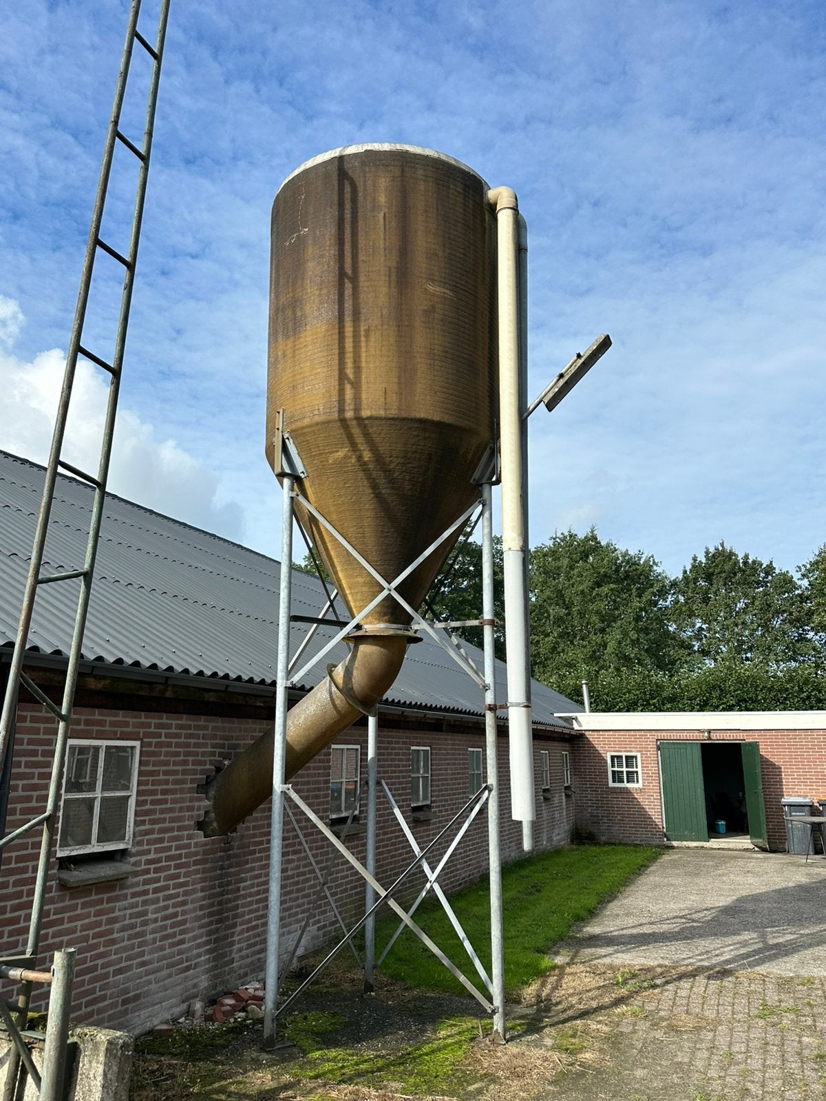 Grote polyester voersilo / bulksilo compleet met onderstel, Dieren en Toebehoren, Dierenvoeding, Ophalen, Vee