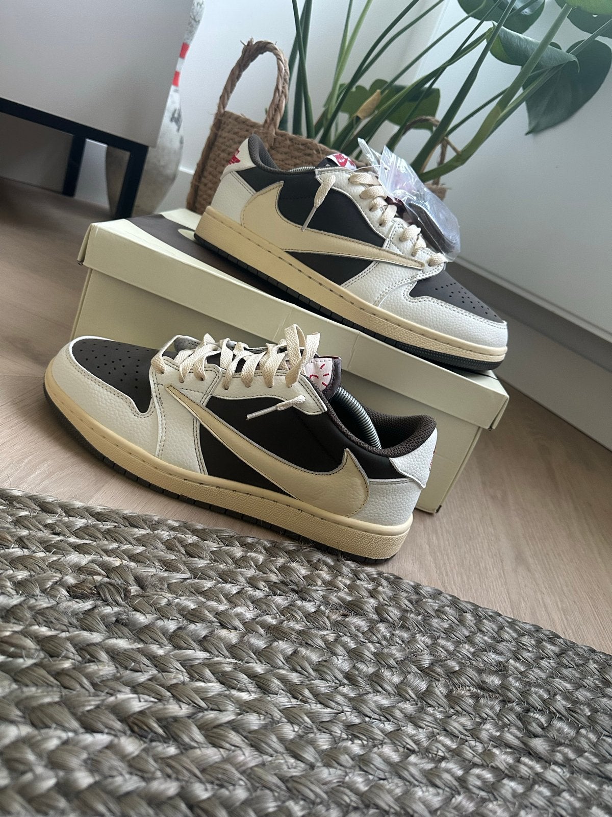 Travis Scott x Air Jordan 1 Low OG SP Mocha, Kleding | Heren, Ophalen of Verzenden, Nieuw, Bruin, Sneakers of Gympen