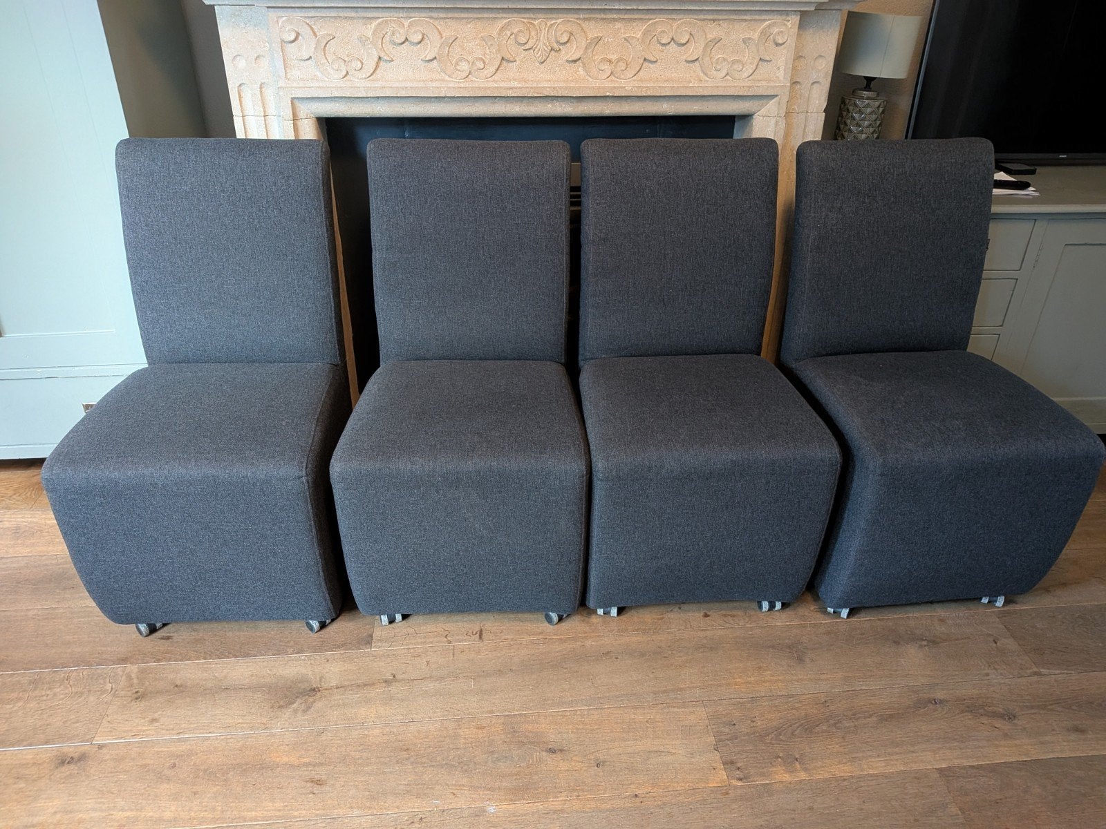4 grijze stoffen eetkamerstoelen op wieltjes.
De stoelen zij, Ophalen, Gebruikt, Grijs, Vier