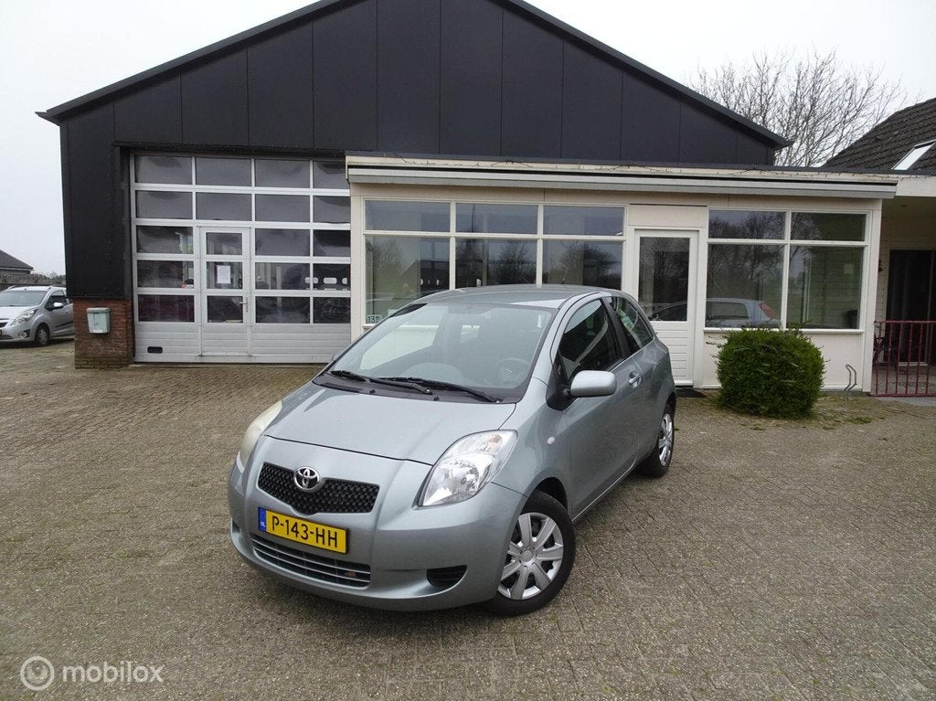 Toyota Yaris 1.3 VVTi Luna, Stof, 4 cilinders, 995 kg, 547 kg