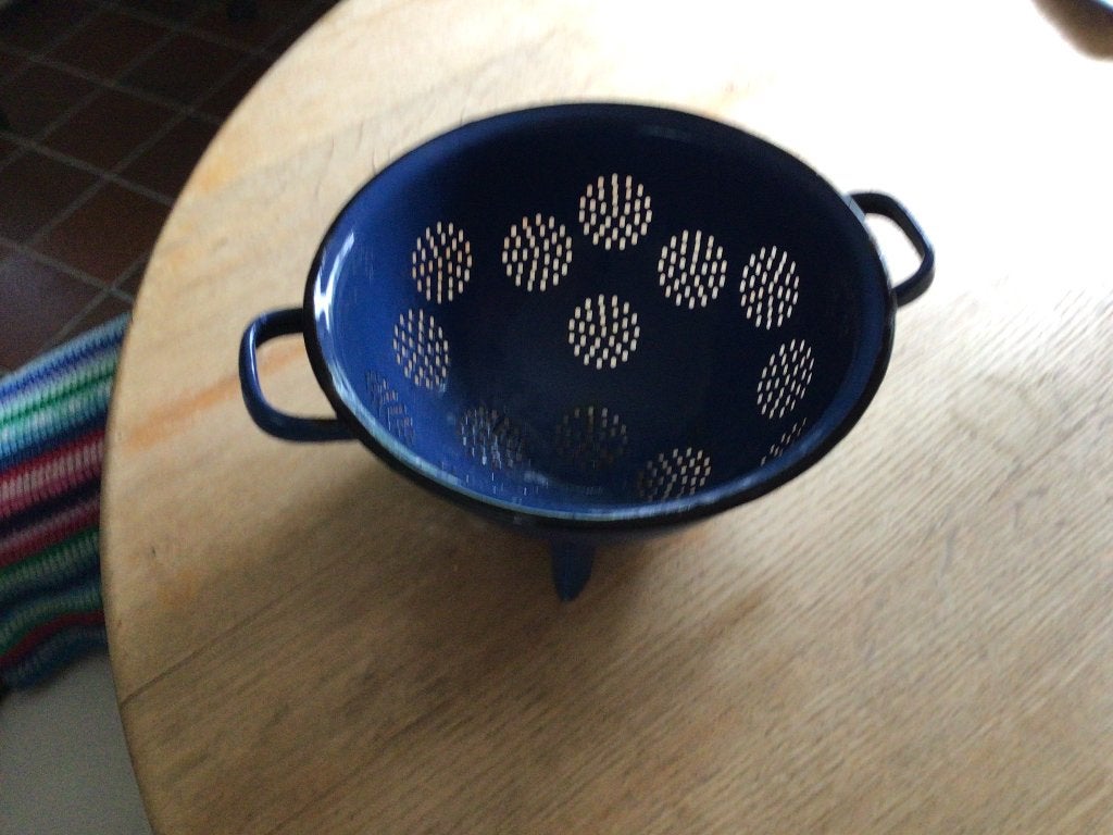 Emaille vergiet, Ophalen