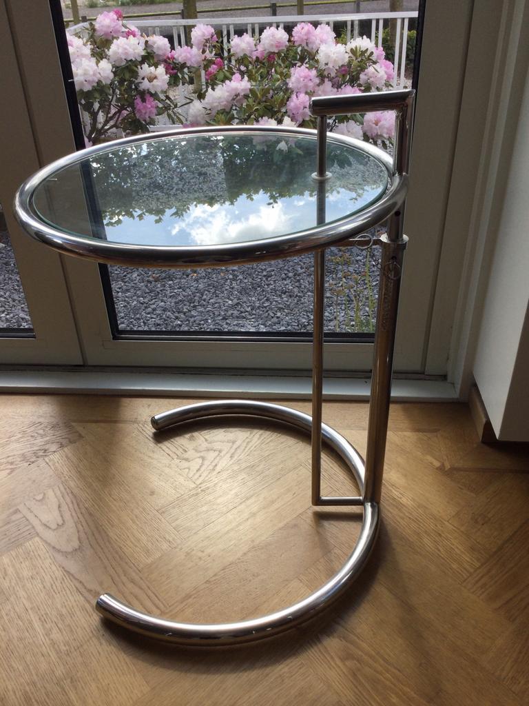 Eileen Gray stijl bijzettafeltje., Huis en Inrichting, Tafels | Bijzettafels, Minder dan 55 cm, Gebruikt, Metaal of Aluminium