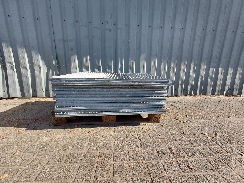 12x Gegalvaniseerde stalen roosters 84,5 x 111 cm, Ophalen of Verzenden, Gebruikt, IJzer