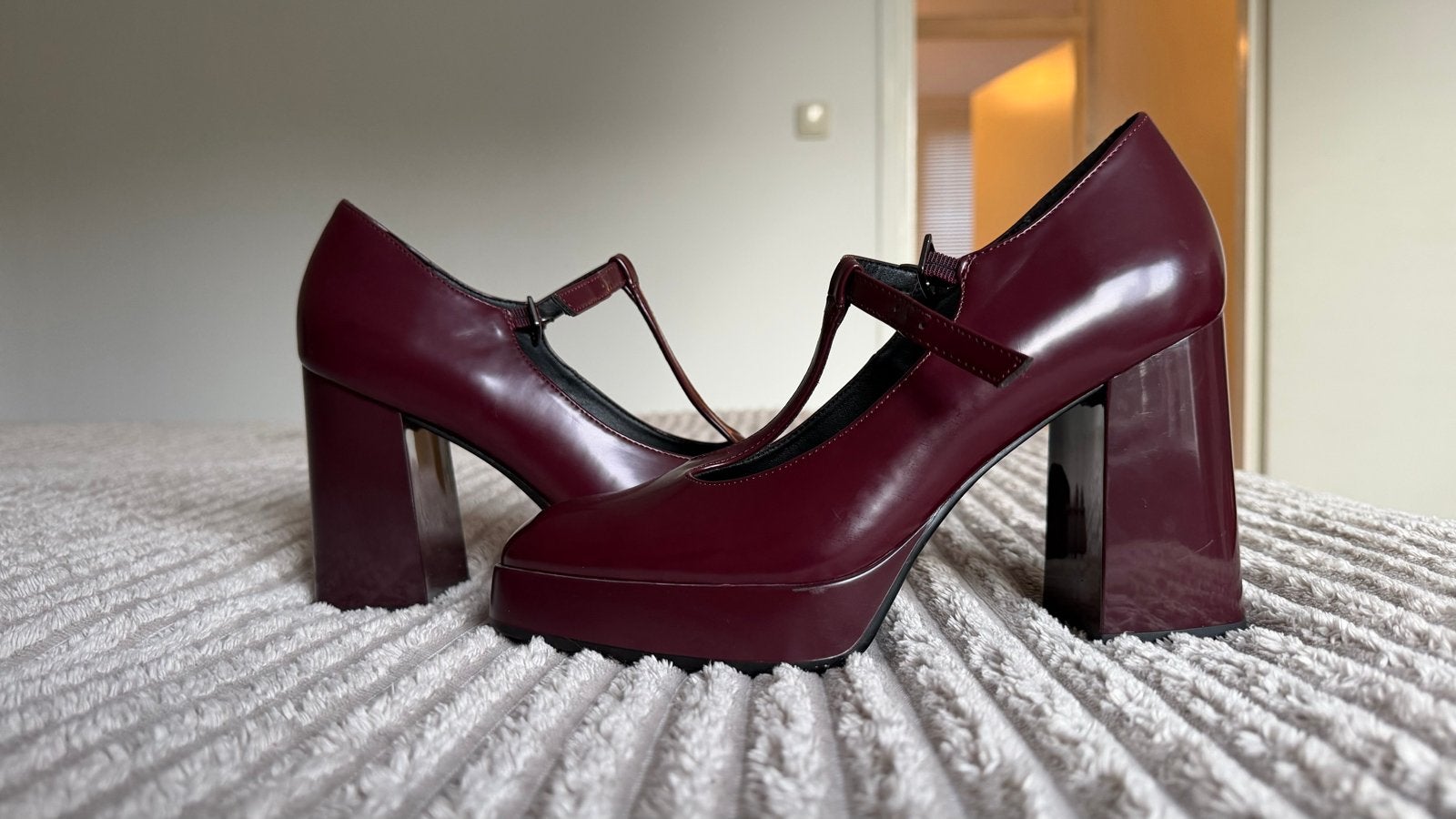 Mary Janes - Bordeauxrood met blokhak, Verzenden, Zo goed als nieuw, Schoenen met hoge hakken, Rood
