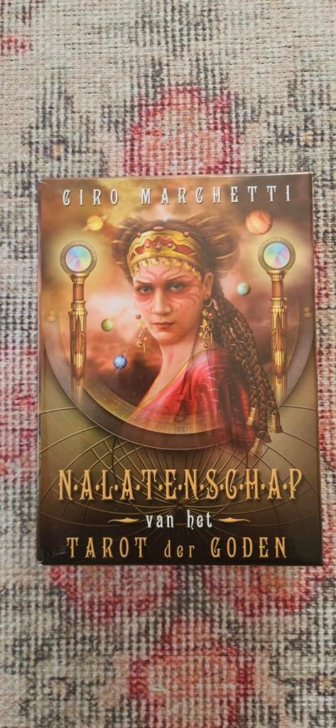 Nalatenschap van het Tarot der Goden - Ciro Marchetti, Boeken, Tarot of Kaarten leggen, Ciro Marchetti, Ophalen of Verzenden, Zo goed als nieuw