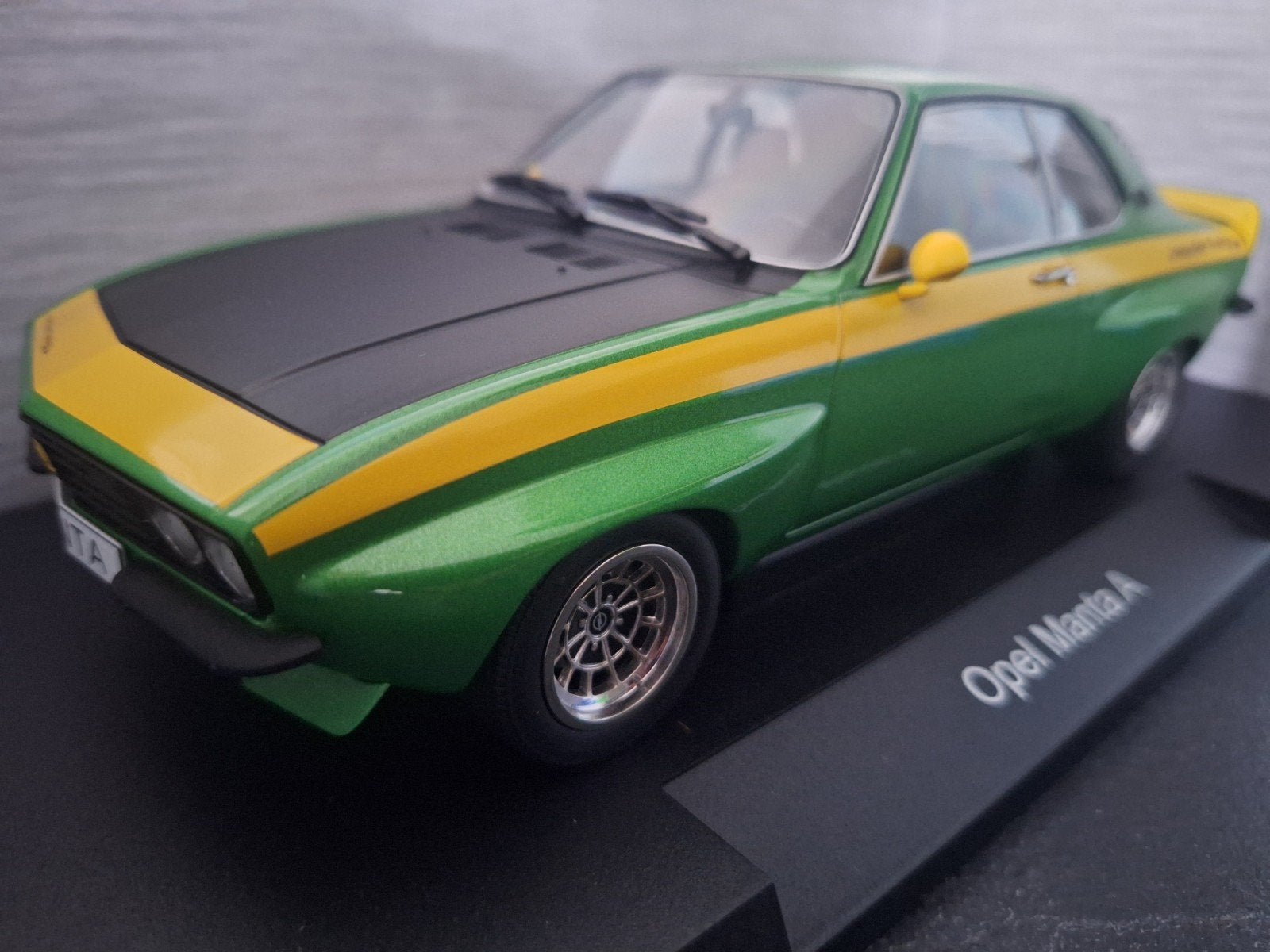 Opel Manta A 1974 Schaal 1:18, Hobby en Vrije tijd, Modelauto's | 1:18, Overige merken, MCG, Nieuw, Ophalen of Verzenden
