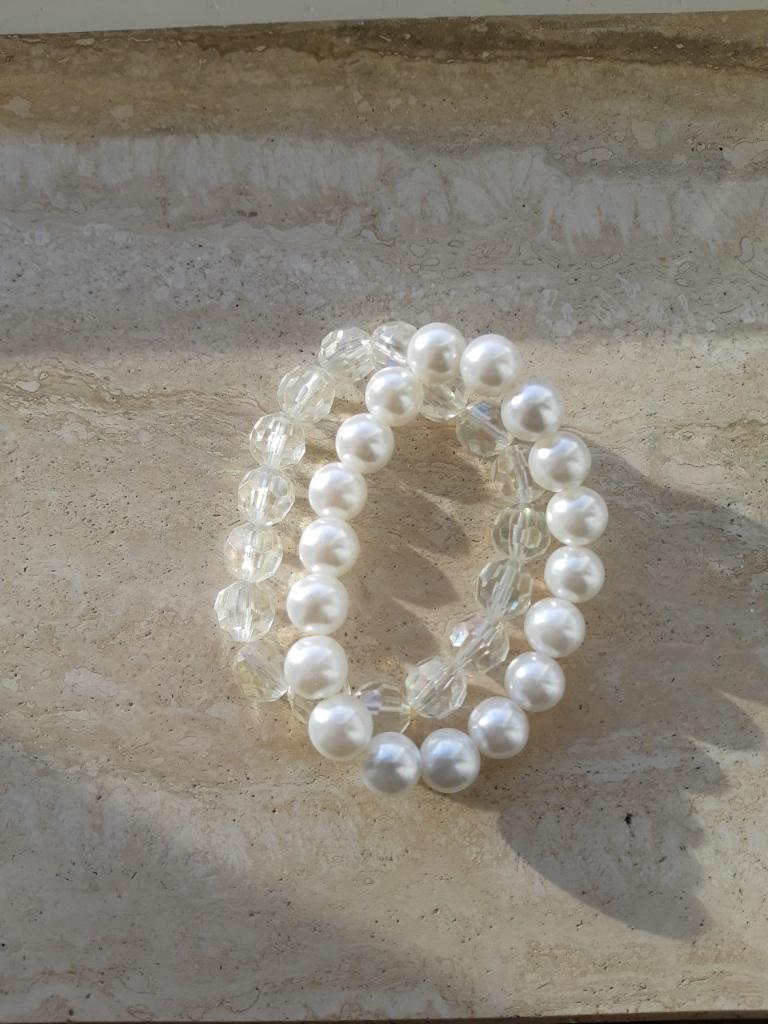 Armbanden 2 aan elkaar parelkleur, Ophalen of Verzenden, Zo goed als nieuw, Kunststof of Plastic, Met bedels of kralen