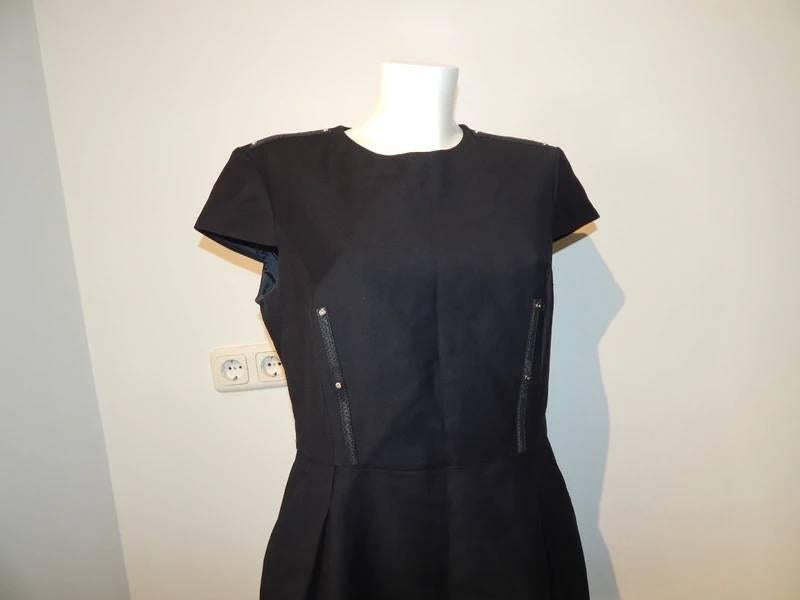 Elisabetta Franchi zwarte jurk gouden merk studs IT 48, Zwart, Maat 42/44 (L), Gedragen, Boven de knie