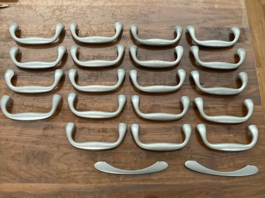 21 Zilveren keukenkastgrepen / meubelgreep 128mm hoh, Ophalen, Minder dan 50 cm, Gebruikt, Minder dan 100 cm