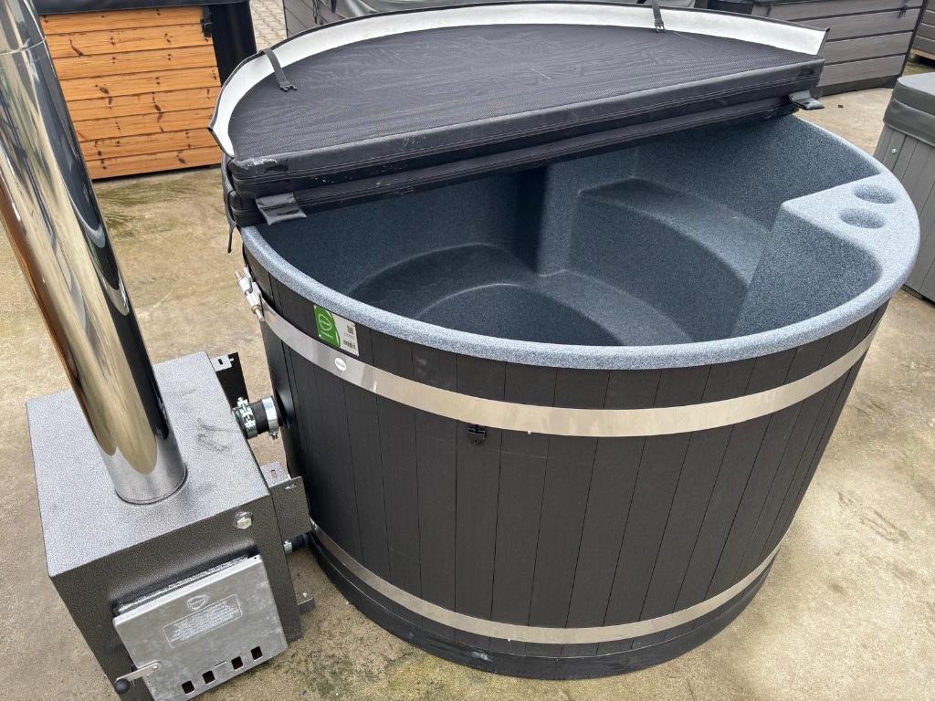 Kirami Family Hottub Set I Houtkachel I 2025 opruiming, Tuin en Terras, Ophalen, Zo goed als nieuw, Info@wellness4fun.nl, Vast