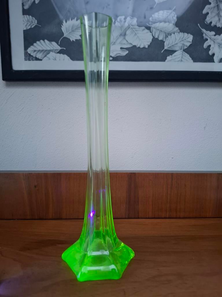 Uraniumglas solifleur vaas, Antiek en Kunst, Antiek | Glas en Kristal, Ophalen of Verzenden