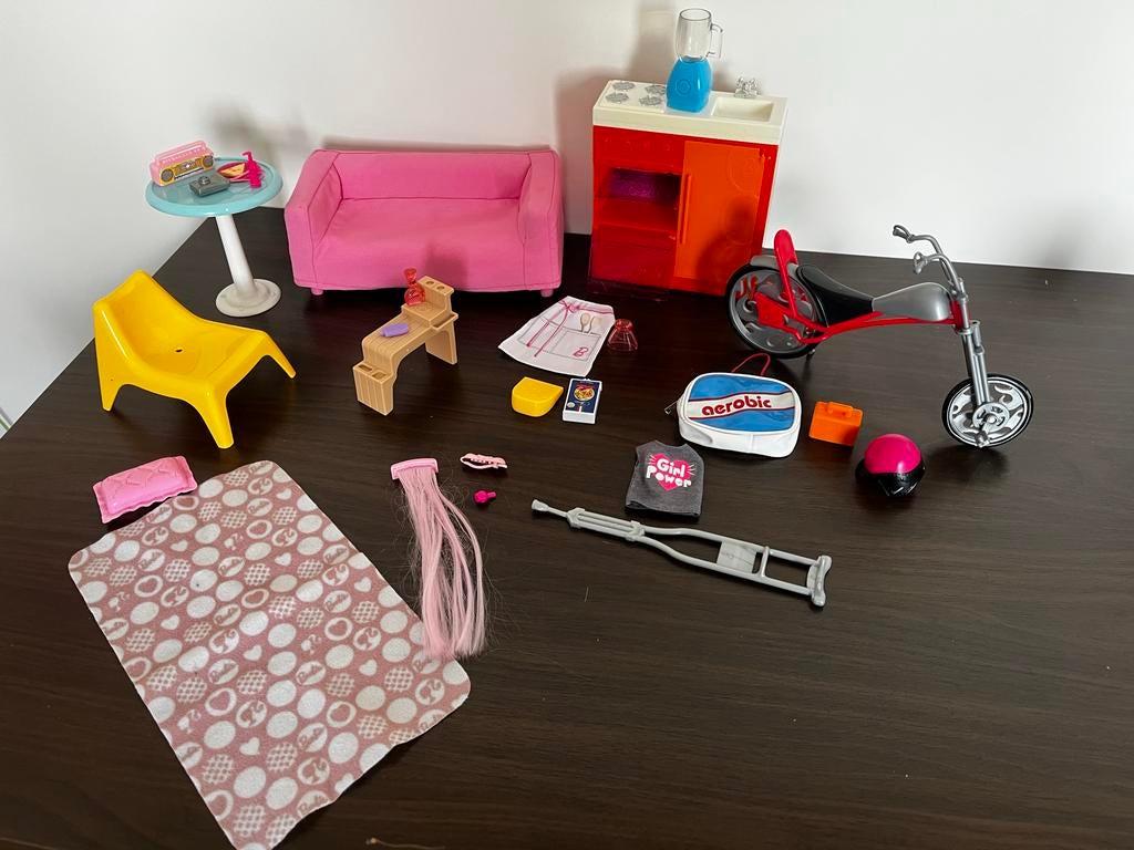 Barbie accessoires oa. bank, keuken, tafel, stoel, Ophalen of Verzenden, Gebruikt, Barbie