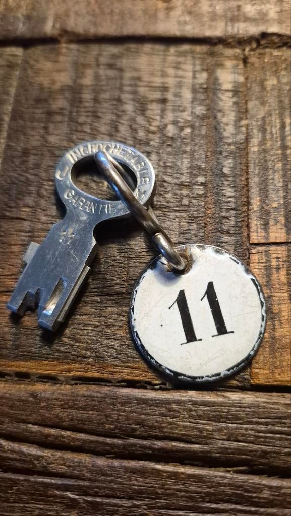 oude kluis sleutel met emaille  plaatje, Antiek en Kunst, Ophalen of Verzenden