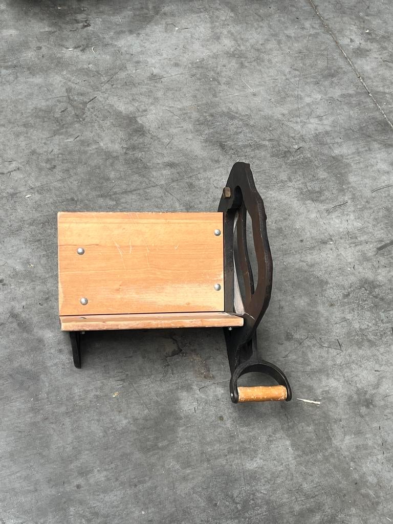 Stokbrood snijder gietijzer, Antiek en Kunst, Antiek | Gereedschap en Instrumenten, Ophalen of Verzenden